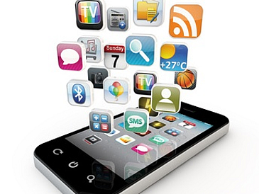Smartphone mit verschiedenen Social-Media-Icons