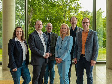 Professor Kirsten Tracht, designated co-spokesperson of the Cluster of Excellence “The Martian Mindset”; Professor Michal Kucera, Vice President for Research and Transfer; Professor Heiko Pälike, designated spokesperson of the Cluster of Excellence “The Ocean Floor”; Professor Jutta Günther, President of the University of Bremen; Professor Kai-Uwe Hinrichs, Director of MARUM; Professor Marc Avila, designated co-spokesperson of the Cluster of Excellence “The Martian Mindset” (from left to right).