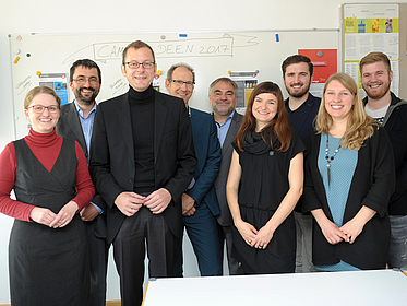 Gruppe von Personen in Kamera lächelnd