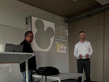 Prof. Chakrabarti und Prof. Paha im Vortrag (v.l.n.r)