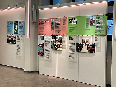 Ausstellungswände der Ausstellung "Macht Sinn!" zu den Themen Digitalisierung, Gesundheit und Medizin sowie Diversität und Integration.