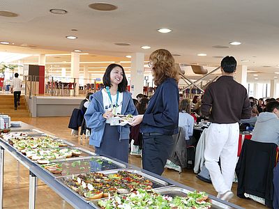 ���������������������������������������������������������������� Studentin unterhält sich mit der Konrektorin für Internationalität, wissenschaftliche Qualifizierung und Diversität, Frau Dr. Mandy Boehnke