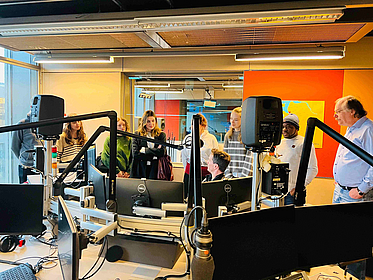 Die Besuchergruppe im Studio von Radio Bremen