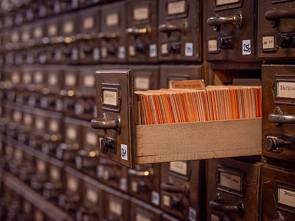 Karteikarten-Schrank im Magazinlager.