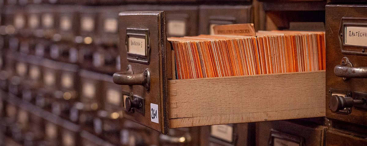 Karteikarten-Schrank im Magazinlager.