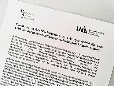 Foto eines Dokuments mit dem Titel "Klimakrise ist Gesellschaftskrise: Augsburger Aufruf für eine Stärkung der gesellschaftswissenschaftlichen Klimaforschung"