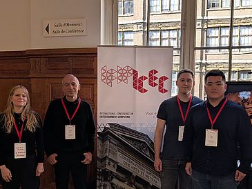 leandra, rainer, leon und gen posieren vor dem icec banner