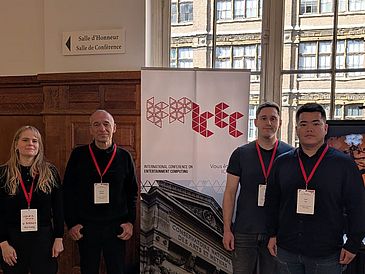 leandra, rainer, leon und gen posieren vor dem icec banner