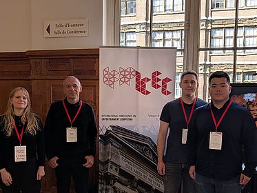 leandra, rainer, leon und gen posieren vor dem icec banner