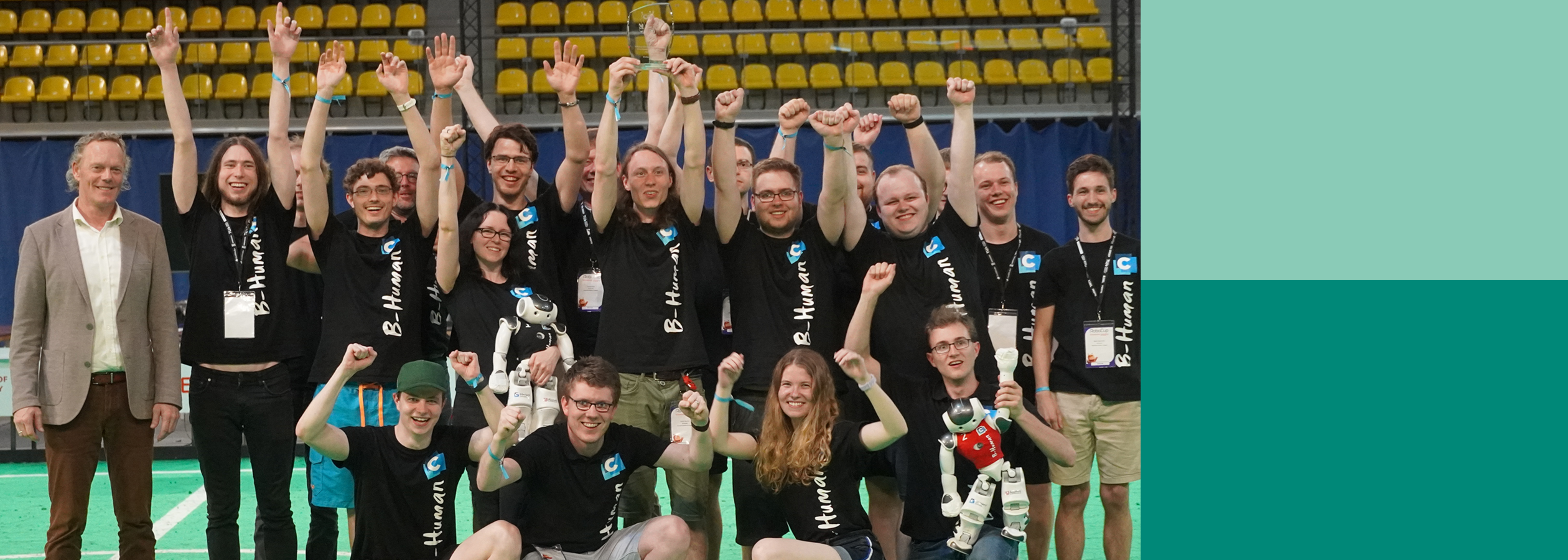 B-Human Gruppenfoto mit zwei Robotern