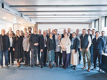 Die Mitglieder der Deputation für Wirtschaft und Häfen, die Hausspitze der Senatorin für Wirtschaft, Häfen und Transformation (SWHT) zu Besuch an der Uni Bremen