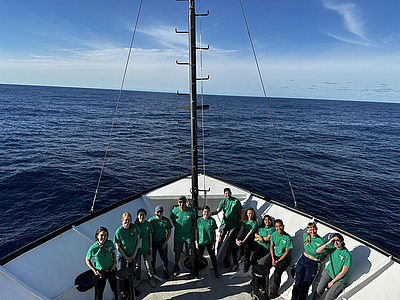 Forscher und Forscherinnen auf einem Forschungsschiff