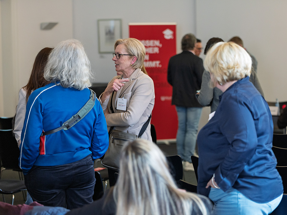 Jutta Dernedde im Austausch mit Gästen nach der Diskussion