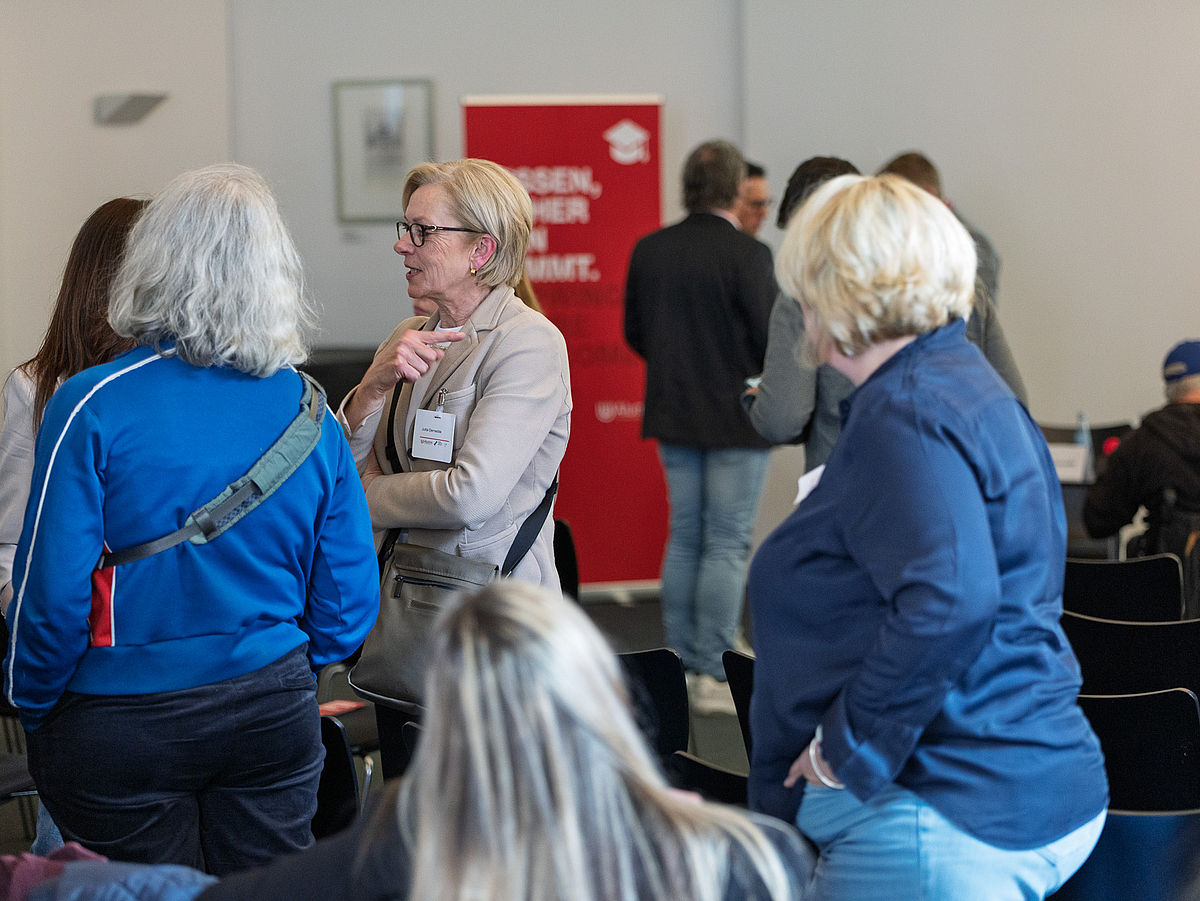 Jutta Dernedde im Austausch mit Gästen nach der Diskussion