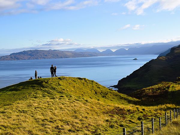 "von der Insel Skye sieht man bei gutem Wetter auf die Highlands mit dem Ben Nevis