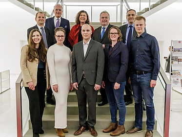 Bild von Professor Michal Kucera (Konrektor für Forschung und Transfer, Universität Bremen), Dr. Georg Mecke (Vorstand der unifreunde), Irene Strebl (Staatsrätin für Umwelt, Klima und Wissenschaft), Professor Werner Nau (Provost der Constructor University) und Dr. Karsten Michelmann (Firma Bruker Daltonics GmbH & Co KG) sowie Preisträger:innen Anja Binkofski, Maylin Homfeldt, Dr. David Ernst, Dr. Isabell Louise Grothaus und Dr. Sven Schultzke.