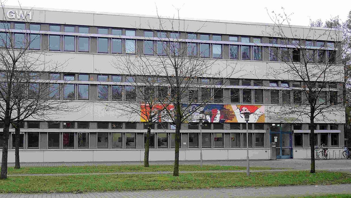 Fassade GW1 mit dem Chilewandbild.