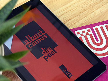 Die Beschäftigung mit Camus‘ „Die Pest“ geht auf einen Vorschlag der Philosophie und der Kulturwissenschaften zurück, wurde dort gemeinsam von Lehrenden und Studierenden erarbeitet