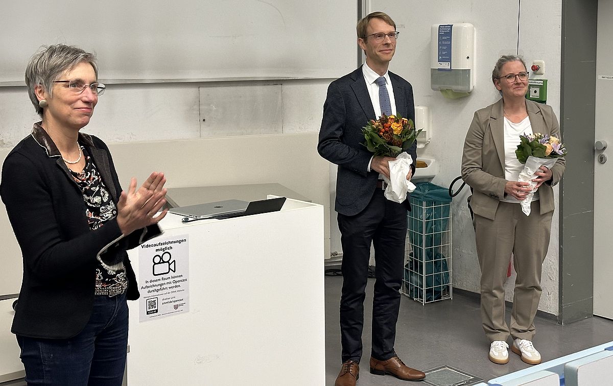 Dekanin Darmann-Finck übergab Prof. Stopsack und Prof. Frank Blumensträuße zur