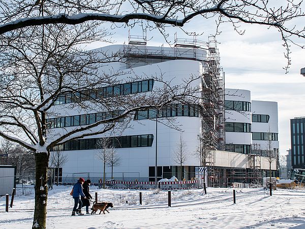 MEVIS im Schnee Seitenansicht mit Menschen davor