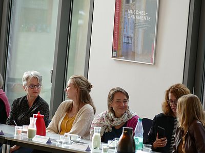 ���������������������������������������������������������������� Frauen aus dem Inernational Office und Sprachenzentrum unterhalten sich