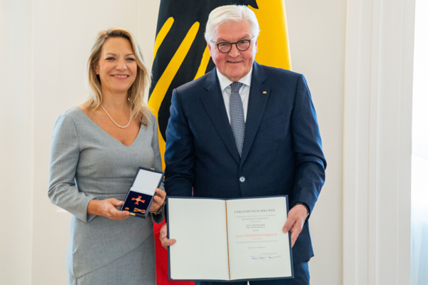 Bundespräsident Frank-Walter Steinmeier verleiht Antje Boetius (Bremen) den Verdienstorden der Bundesrepublik Deutschland 1. Klasse im Schloss Bellevue.