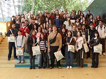 Bild von einer Gruppe Studierender in der Glashalle