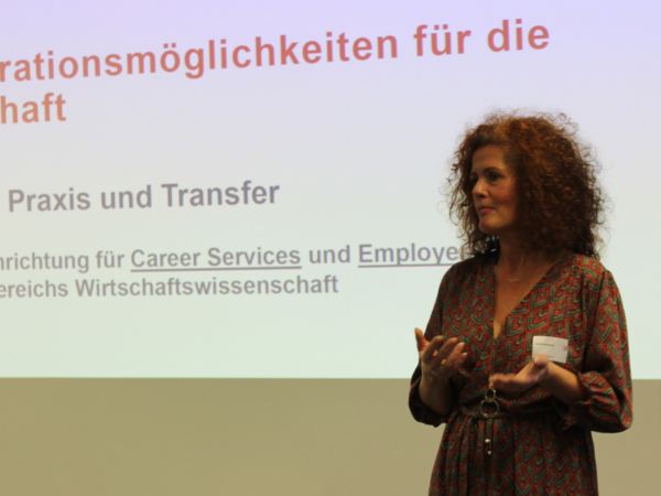 Maren Hartstock bei einem Vortrag