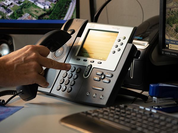 Eine Person bedient das Telefon.