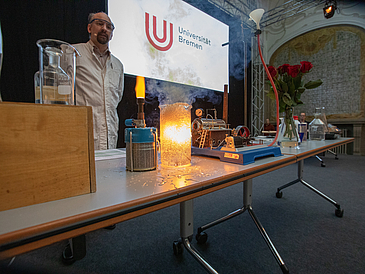 Chemiker Stephan Leupold bei der Physik-Chemie-Show der Uni Bremen