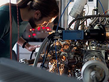 [Translate to English:] Low-energy electron microscope (LEEM), Laboratory, Researcher, Focused