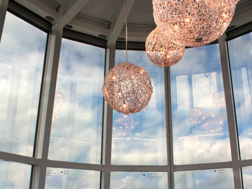 Glasdach mit Lampen im Bremer Fallturm