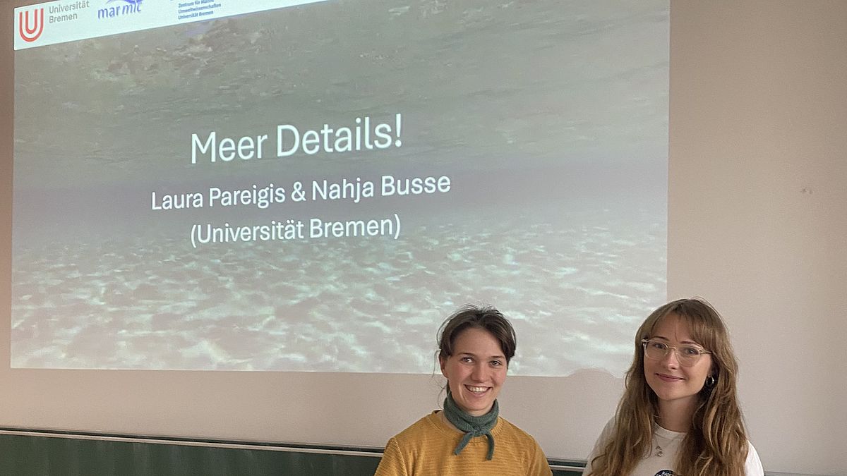 Zwei Frauen vor der Tafel in der Schule