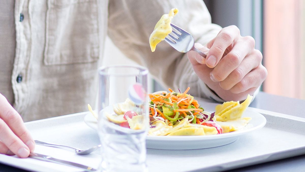 Zwei Personen beim gemeinsamen Essen.