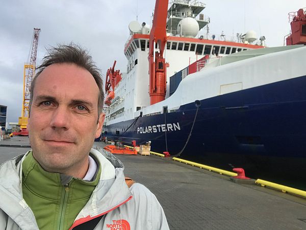 Gunnar Spreen vor der Polarstern