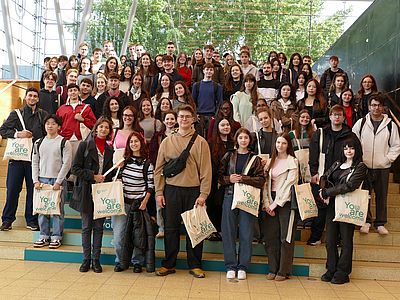 Internationale Austauschstudierende auf der Treppe in der Glashalle