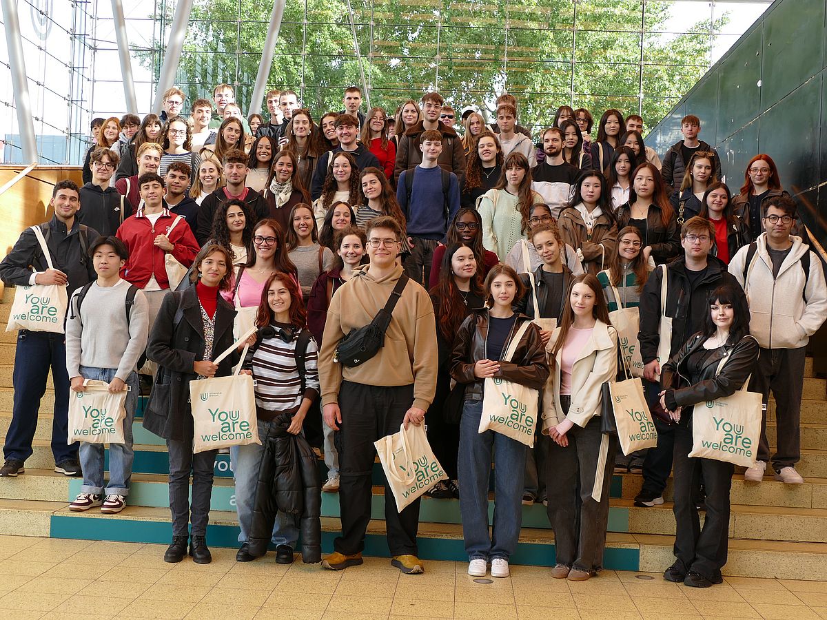 Internationale Austauschstudierende auf der Treppe in der Glashalle