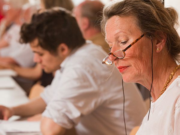 Personen unterschiedlichen Alters in einem Fortbildungsworlshop