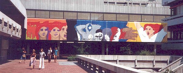 Historisches Bild aus den 1970er Jahren: Am Gebäude GW2 ist das Wandbild angebracht