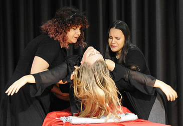 Drei junge Frauen in ener Theaterszene