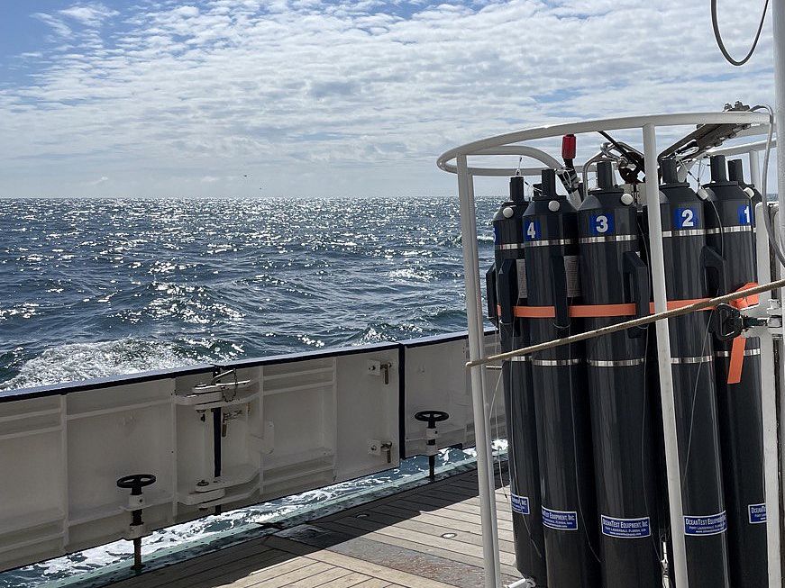 Ein Probensammelgerät steht an Deck des Forschungsschiffes Heincke