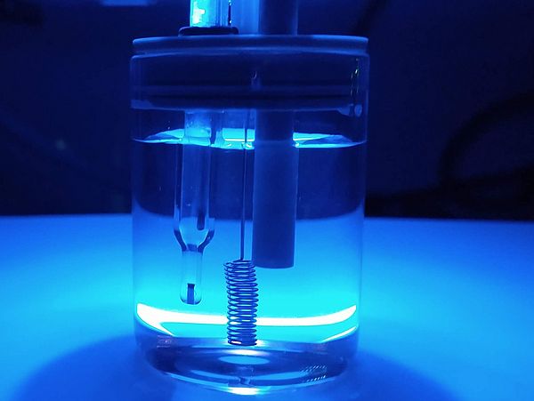 Electrochemical Cell with three electrodes