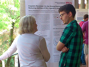 Markus Rohdenburg discusses improved FEBID processes with collaboration partner Lisa McElwee-White from the University of Florida (Gainesville) on the occasion of a symposium in Modena (Italy).