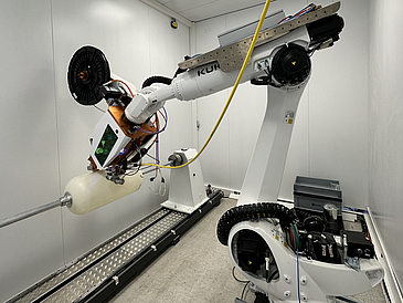 Im Matena Transferprojekt Twinspace werden intelligente digitale Zwillinge für Robotersysteme entwickelt. Erprobte Technologien aus der Alltagsrobotik werden auf die Produktion von Leichtbaukomponenten in der Luftfahrtindustrie transferiert.