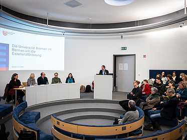 An einer Podiumsdiskussion nahmen neben Rektorin Jutta Günther und den Professoren Avila und Pälike auch Irene Strebl, Staatsrätin für Wissenschaft, sowie Julia Sievers, Dezernentin für akademische Angelegenheiten, teil. Die Moderation übernahm Professor Michal Kucera, Konrektor für Forschung und Transfer.
