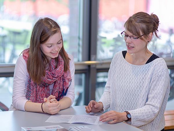 Beratungssituation im Verwaltungsgebäude