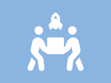 Weiße Icons von zwei Personen, die einen Gegenstand halten, aus dem eine Rakete startet auf hellblauem Hintergrund