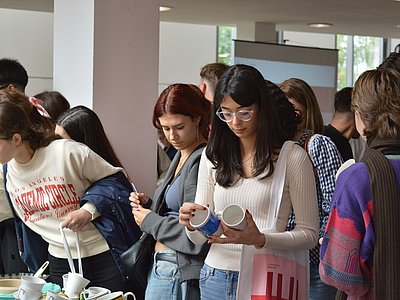 Studierende beim Free Shop