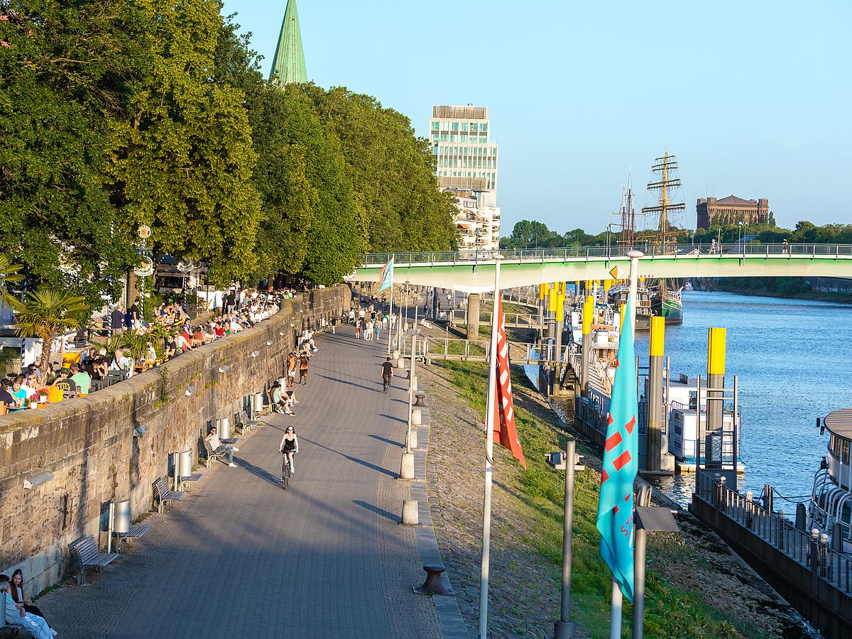 Menschen auf dem Radweg an der Weser / Schlachte in Bremen