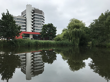 Das MZH spiegelt sich im Mensasee.